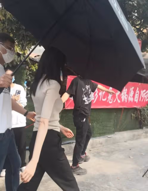 迪麗熱巴生圖太美了!路人視角依舊美艷動人,絕美身材真讓人羨慕