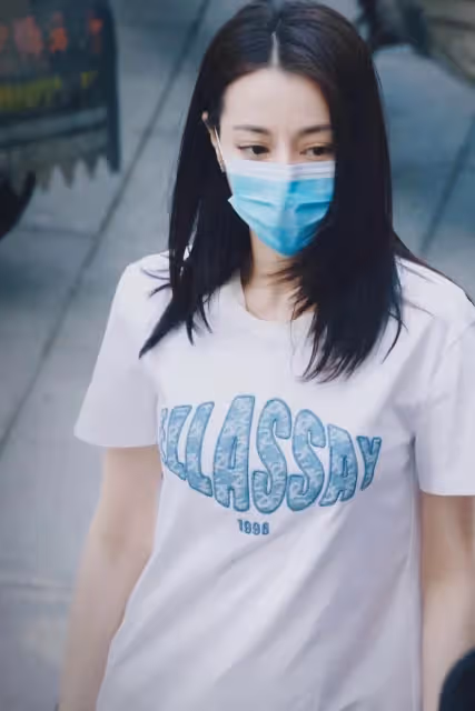 迪麗熱巴生圖太美了!路人視角依舊美艷動人,絕美身材真讓人羨慕