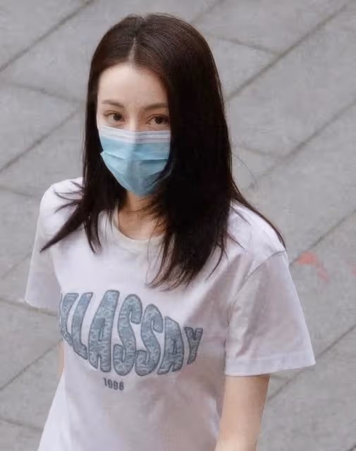 迪麗熱巴生圖太美了!路人視角依舊美艷動人,絕美身材真讓人羨慕