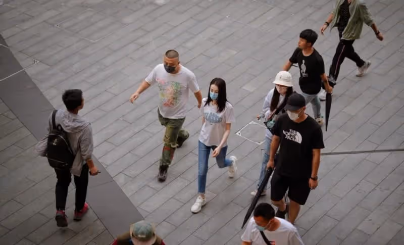 迪麗熱巴生圖太美了!路人視角依舊美艷動人,絕美身材真讓人羨慕