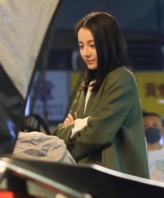 迪麗熱巴生圖太美了!路人視角依舊美艷動人,絕美身材真讓人羨慕