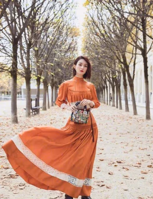 楊穎撞上趙麗穎,一個似超模一個像村花, 沒有對比就沒有傷害