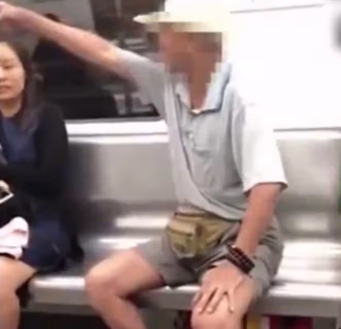 少年捷運上猛滑手機「假裝看不到」輪椅大叔 車子開動後「他默默伸手」4萬網友感動:爸媽很會教
