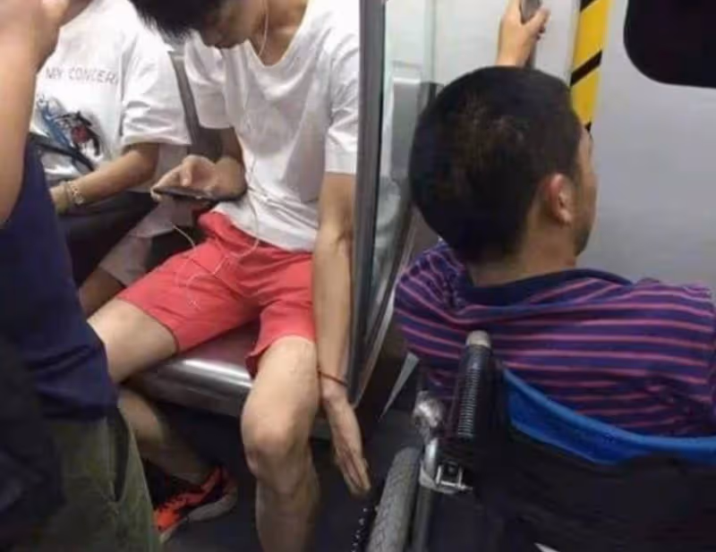 少年捷運上猛滑手機「假裝看不到」輪椅大叔 車子開動後「他默默伸手」4萬網友感動:爸媽很會教