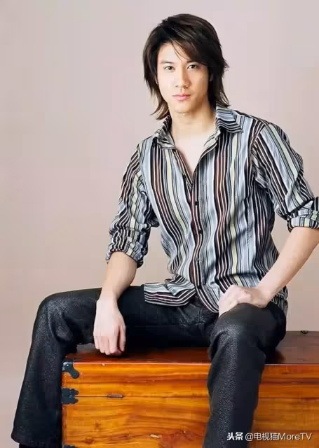 年收入破4億!王力宏「開二手車、穿破洞襪」生活好節儉 助養20多名兒童「拿90%收入做公益」