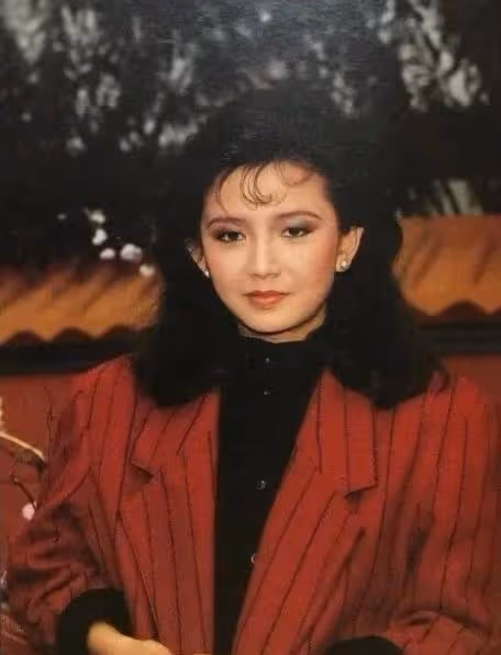她是「圈內一枝花」之一,曾與梁朝偉相戀4年,美得不可方物