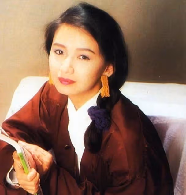 她是「圈內一枝花」之一,曾與梁朝偉相戀4年,美得不可方物