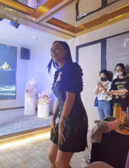 51歲鍾麗緹腳踩細高跟現身，額頭青筋凸起，網友：中老年人了