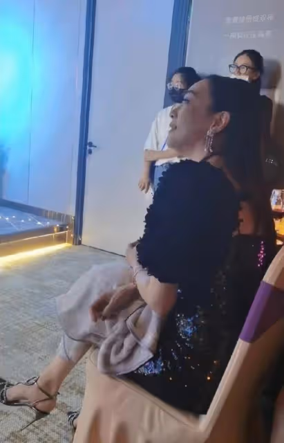 51歲鍾麗緹腳踩細高跟現身，額頭青筋凸起，網友：中老年人了