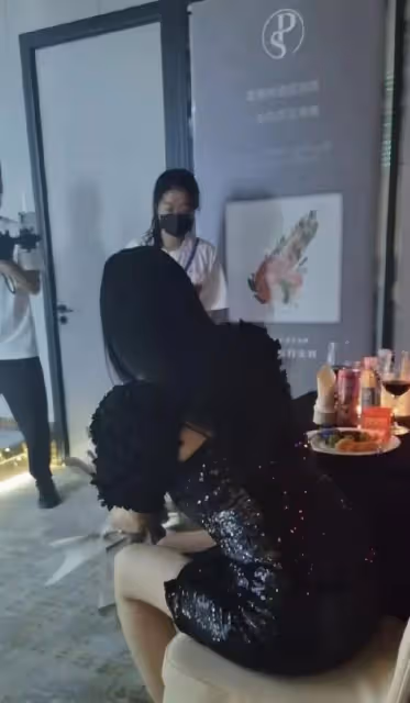 51歲鍾麗緹腳踩細高跟現身，額頭青筋凸起，網友：中老年人了
