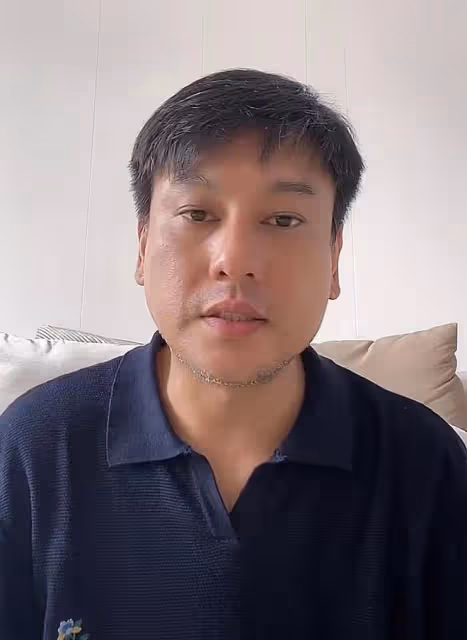 43歲朱孝天罕見直播,鬍子頭髮都花白,網友:怎麼老成這樣了