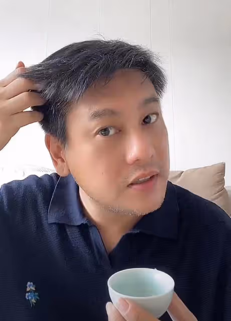 43歲朱孝天罕見直播,鬍子頭髮都花白,網友:怎麼老成這樣了