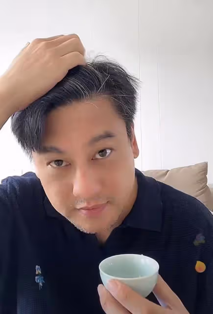 43歲朱孝天罕見直播,鬍子頭髮都花白,網友:怎麼老成這樣了