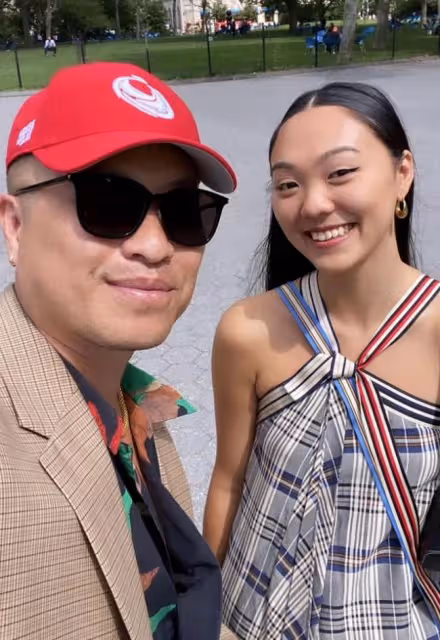 李連杰長女穿著火辣和異性合影,高級臉像利智