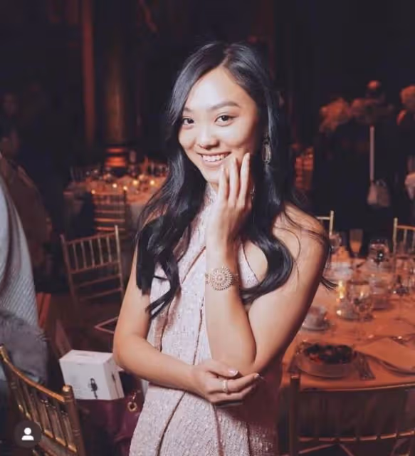 李連杰長女穿著火辣和異性合影,高級臉像利智