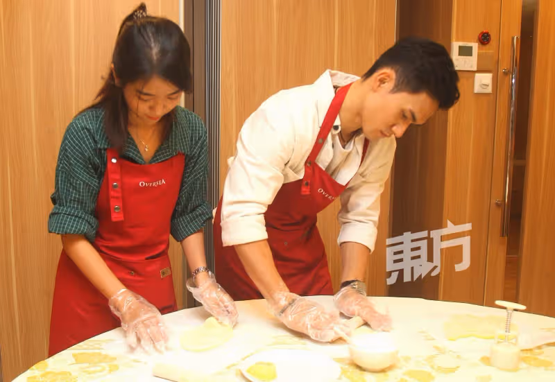 【中秋節特輯】挑戰做月餅慶中秋　賴宏恩狠酸周雪婷：廚藝沒有進步過！