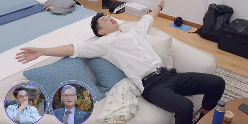金晨新約會男嘉賓上熱搜第一,紳士膚白顏值高,還與金晨同款嘴歪