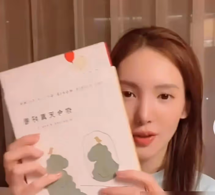 金晨近照顏值再翻車,繼嘴歪之後,又一整容後遺症顯現
