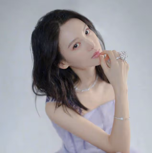 金晨素顏出鏡,側臉顏值不高,「雙眼皮」有些矚目