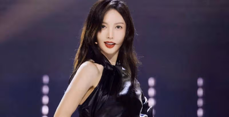 金晨粉鑽長裙時尚十足，顏值出眾長發飄飄，這不就是港風美人？