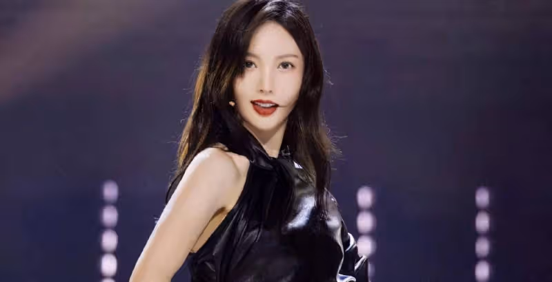 金晨粉鑽長裙時尚十足,顏值出眾長發飄飄,這不就是港風美人?