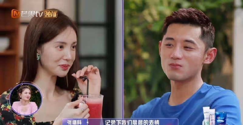 金晨粉鑽長裙時尚十足,顏值出眾長發飄飄,這不就是港風美人?