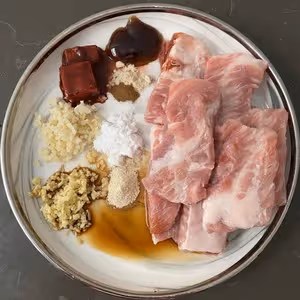 吮指南乳蒜香排骨