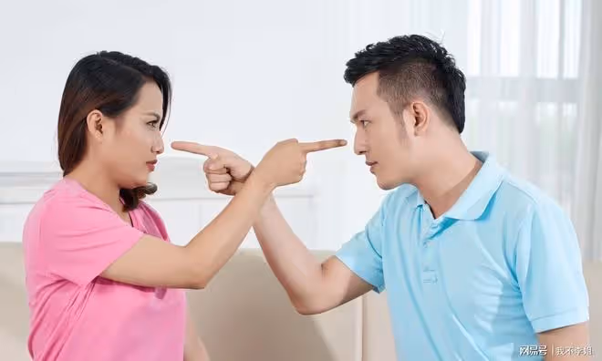 母親來吃飯，婆婆：生賠錢貨去廚房吃飯，我：滾