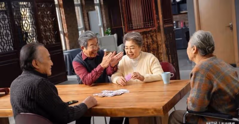 73歲大媽：花錢請了個44歲的男保姆，我還得反過來伺候他，惱火