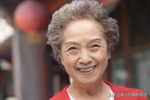73歲大媽：花錢請了個44歲的男保姆，我還得反過來伺候他，惱火