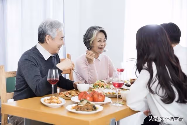 中秋節,丈母娘向女兒要五千元,卻被女婿攔住:那就是個無底洞