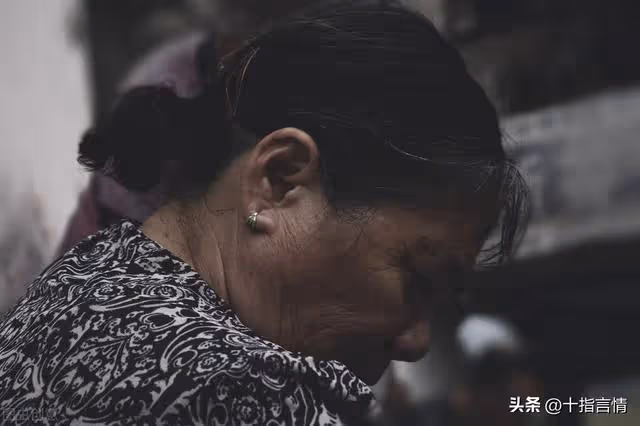 丈母娘帶五萬塊錢去女兒家養老，女婿卻拒絕：那只是半年的錢