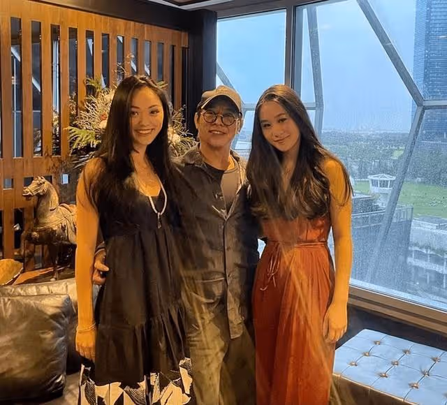 22歲知名星二代近況曝光！與異性好友曬自拍，身材火辣不輸模特