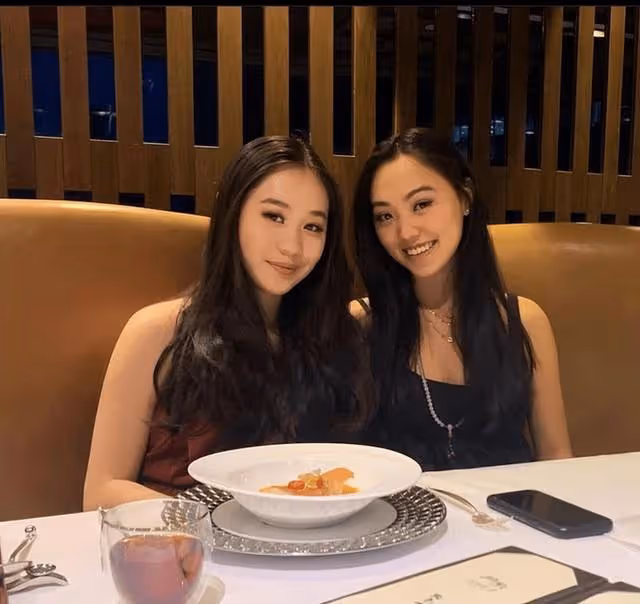 22歲知名星二代近況曝光！與異性好友曬自拍，身材火辣不輸模特