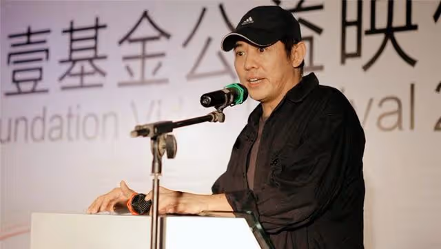 22歲知名星二代近況曝光！與異性好友曬自拍，身材火辣不輸模特