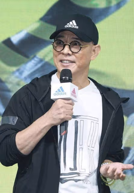 22歲知名星二代近況曝光!與異性好友曬自拍,身材火辣不輸模特