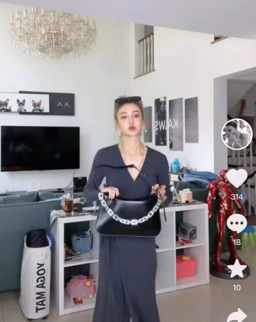 曹雲金前妻豪宅內熱舞,深V長裙顯優越身材,擺近7萬元手辦太吸睛