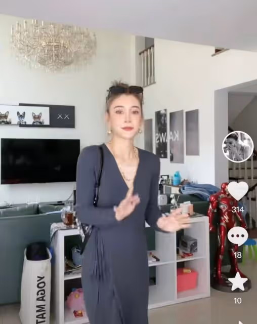 曹雲金前妻豪宅內熱舞,深V長裙顯優越身材,擺近7萬元手辦太吸睛