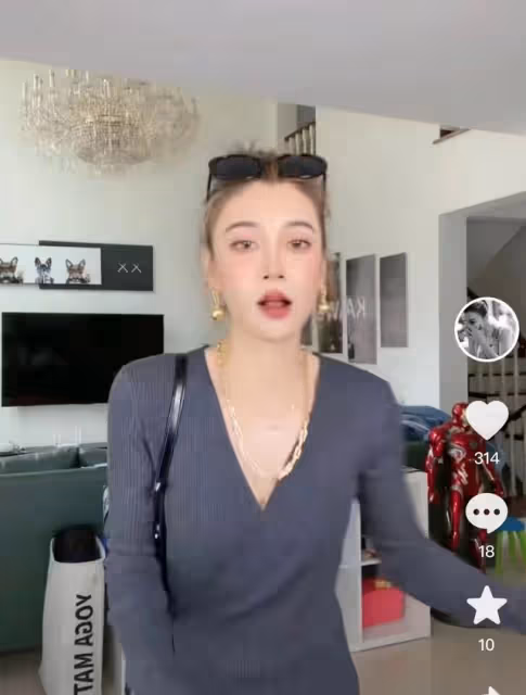 曹雲金前妻豪宅內熱舞,深V長裙顯優越身材,擺近7萬元手辦太吸睛