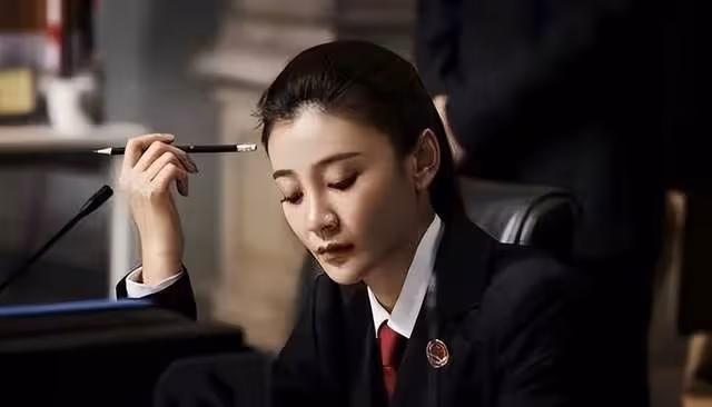 曹雲金前妻豪宅內熱舞,深V長裙顯優越身材,擺近7萬元手辦太吸睛