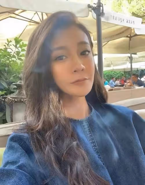 曹雲金前妻豪宅內熱舞,深V長裙顯優越身材,擺近7萬元手辦太吸睛
