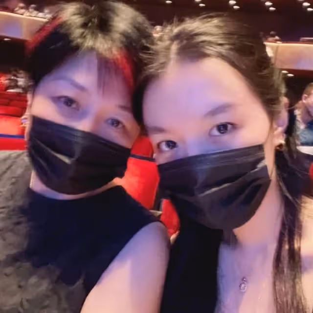 李詠女兒美國生活安逸,戴9萬元珠寶露螞蟻腰,哈文分享母女趣事