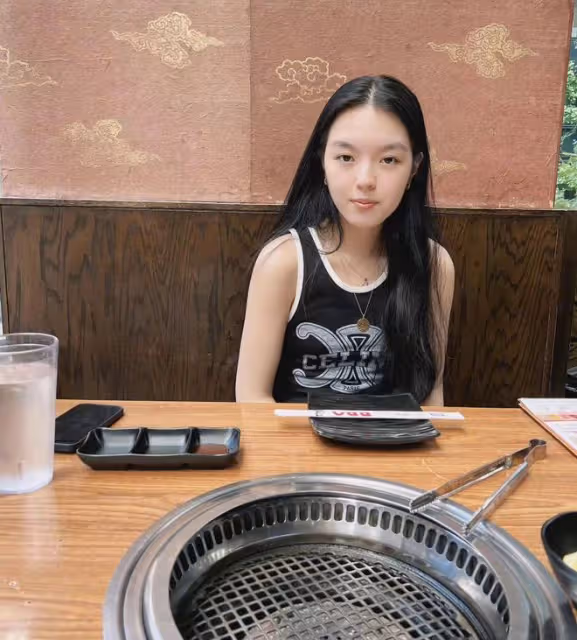 李詠女兒美國生活安逸,戴9萬元珠寶露螞蟻腰,哈文分享母女趣事