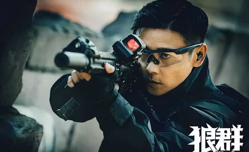 從海報到片名模仿戰狼,可票房口碑全面撲街,張晉新片只能看打戲