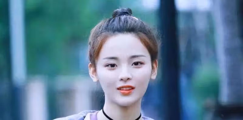 楊超越:從輟學的女孩到年收入7000萬的明星,她經歷了什麼?