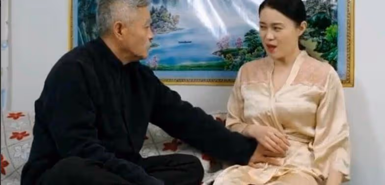 39歲微胖界女神缺美??腿她自信地擺出姿勢，穿著低領的身體