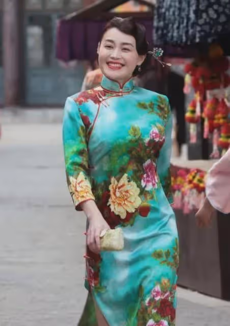 39歲微胖界女神缺美??腿她自信地擺出姿勢，穿著低領的身體