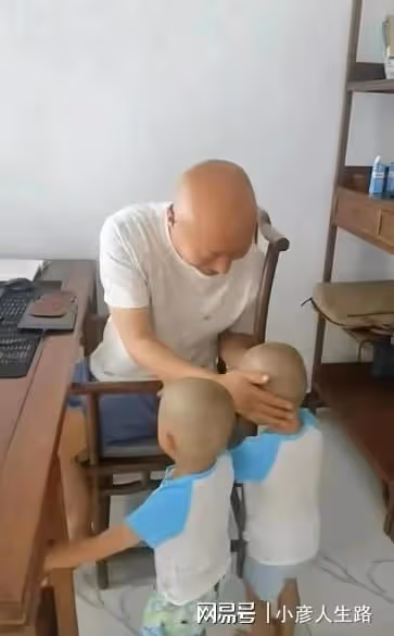 陳佩斯父子4次演出遇波折，蹲街邊嗑瓜子生無可戀，父子一個模樣