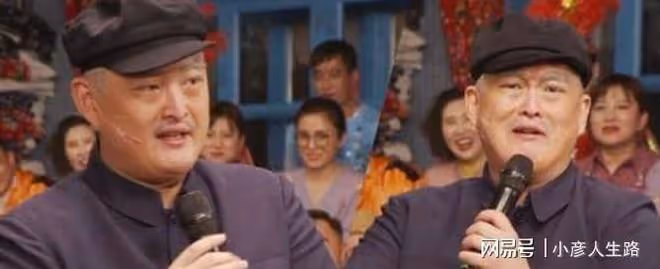 陳佩斯父子4次演出遇波折，蹲街邊嗑瓜子生無可戀，父子一個模樣