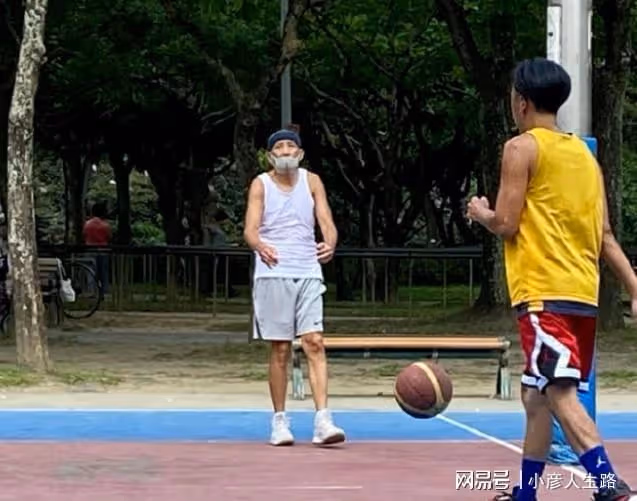76歲秦漢球場打球，近照駝背含胸老態明顯，曾難以接受變老事實